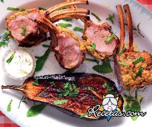 Cordero en corteza de garbanzos y berenjenas