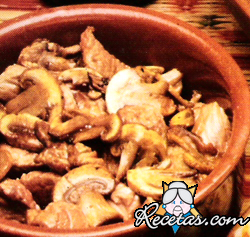 Cordero guisado con champignons