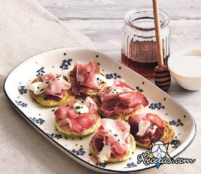 Crepas verdes con tocino y miel de castaño