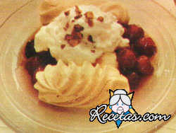 Cerezas con merengue a la vainilla