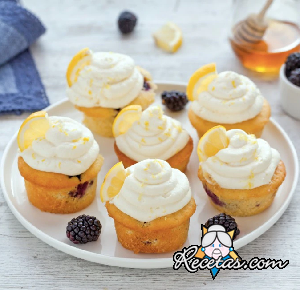 Cupcake de limón y mora con glaseado de queso y miel