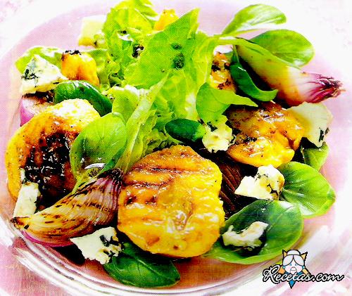 Ensalada de melocotones grillados con variedad de verdes