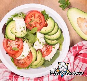 Ensalada caprese vegana con aguacate