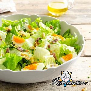 Ensalada con huevos, pan y almendras