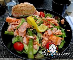 Ensalada de aguacate y salmón