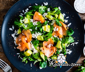 Ensalada de arroz con salmón y aguacate