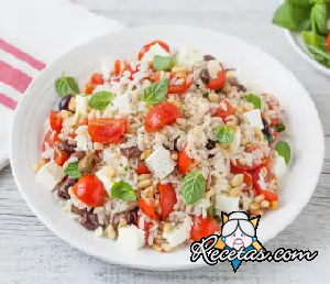 Ensalada de arroz con tomates cherry, queso feta y aceitunas