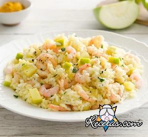 Ensalada de arroz, gambas y manzanas verdes