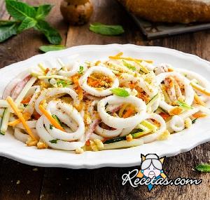 Ensalada de calamares, verduras y migas crujientes