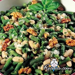 Ensalada de frijoles y judías verdes con cebolla y nueces
