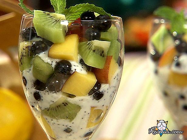 Ensalada de fruta con batido helado