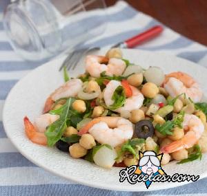 Ensalada de garbanzos, camarones y rúcula