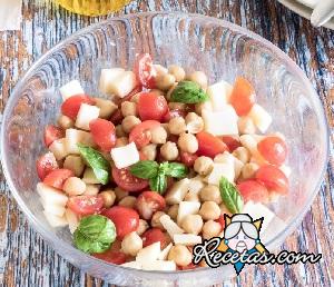 Ensalada de garbanzos con tomates cherry, queso y albahaca