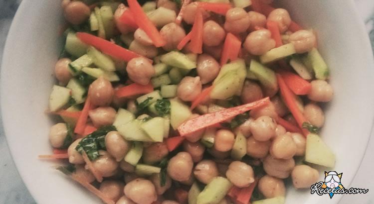 Ensalada de garbanzos y pepinos con menta fresca