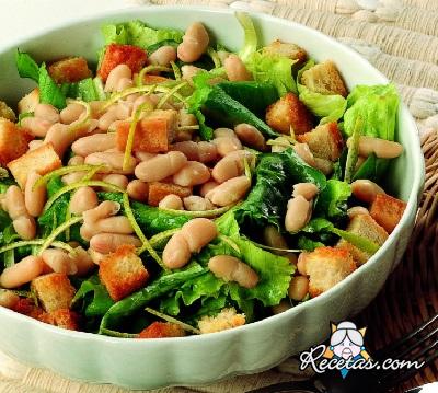 Ensalada de invierno con aceite arom�...