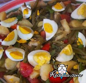 Ensalada de judías verdes, patatas y huevos cocidos