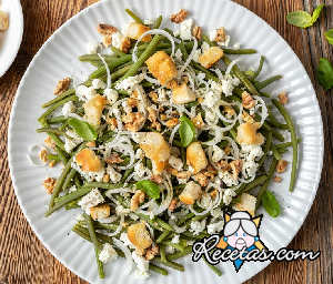 Ensalada de judías verdes, queso feta y nueces
