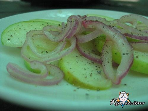 Ensalada de manzanas con cebolla