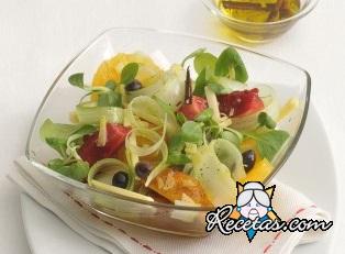 Ensalada de naranjas e higos con aceitunas y queso