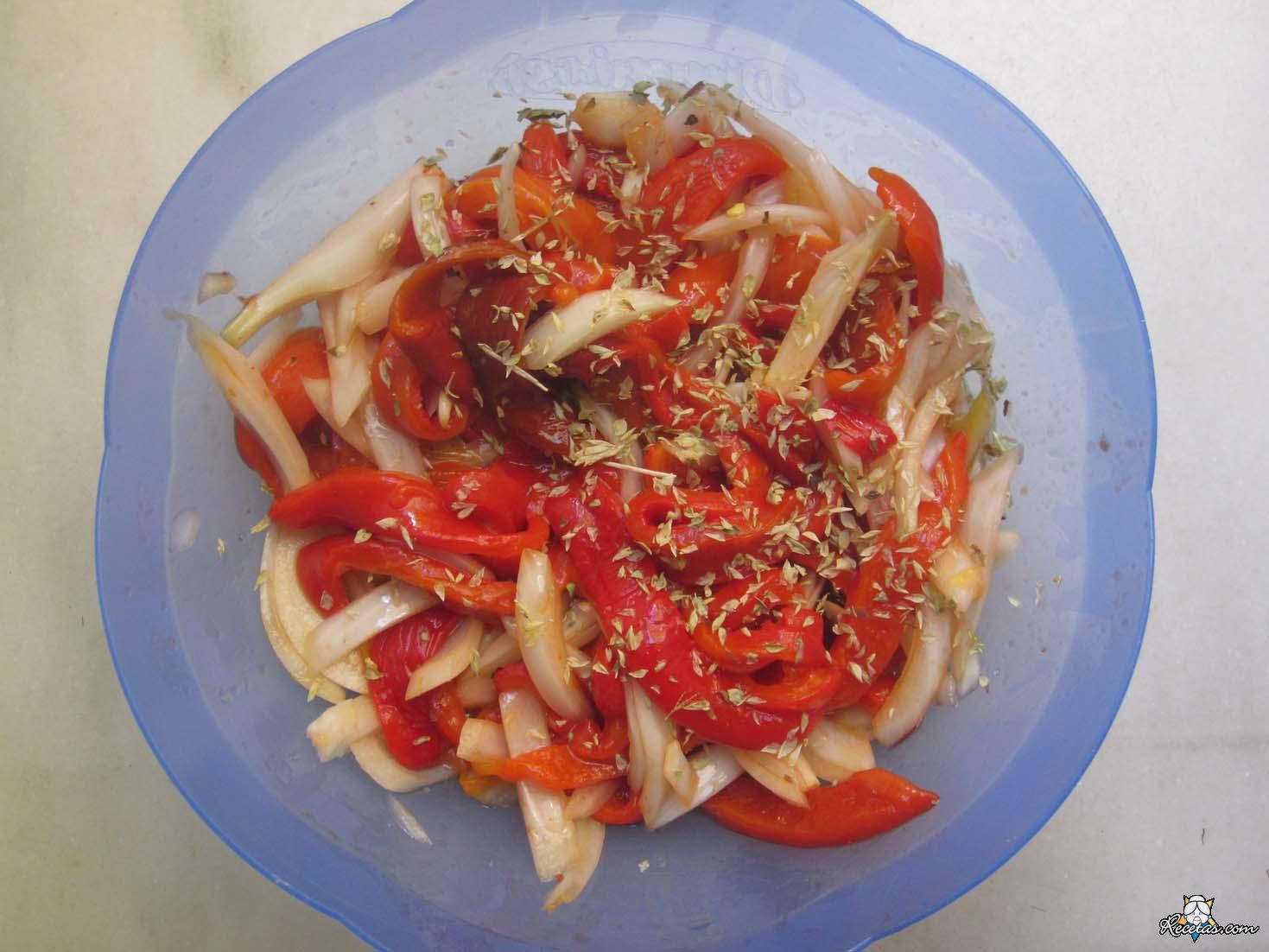 Ensalada de pimientos asados con cebolla