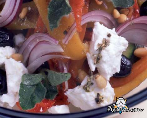 Ensalada de pimientos, calabacín y queso feta