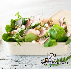 Ensalada de pollo, nueces y queso feta