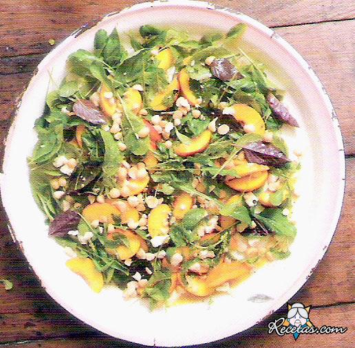 Ensalada de rúcula y melocotones