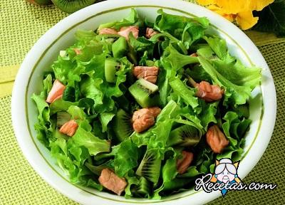 Ensalada de salmón fresco y kiwi