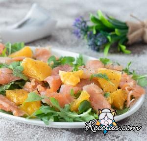 Ensalada de salmón, rúcula y naranja