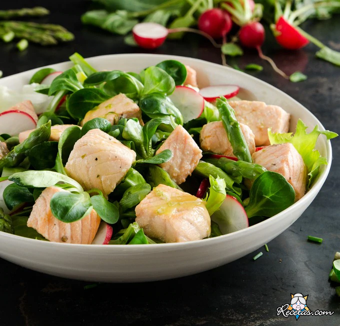 Ensalada de salmón y espárragos