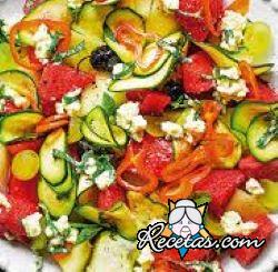 Ensalada de sandía, melón y calabacines marinados