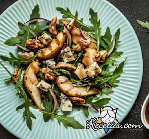Ensalada otoñal con peras y queso azul