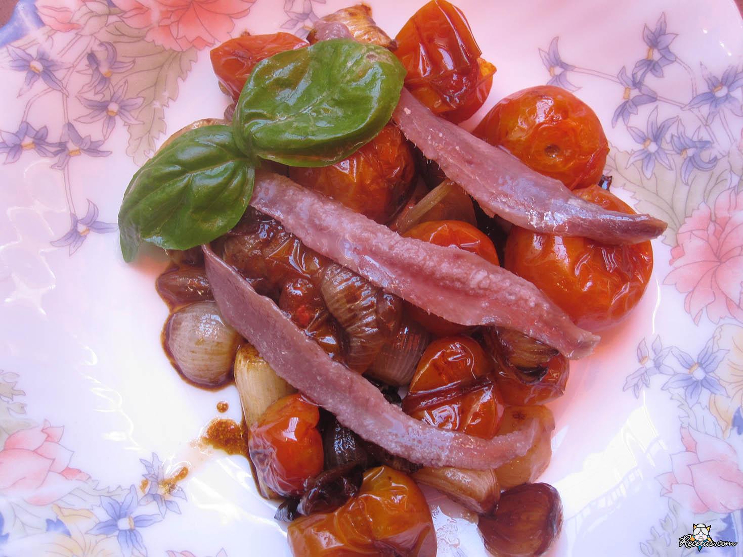 Ensalada tibia de tomates y pescado