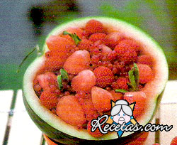 Ensalada rosa en casco de sandía