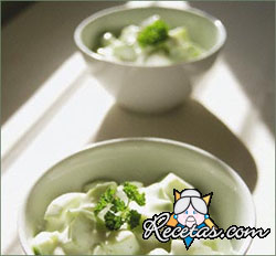 Ensalada de pepinos con aderezo de yogur y cilantro