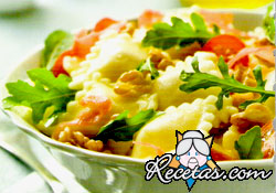 Ensalada de ravioles, jamón crudo y rúcula