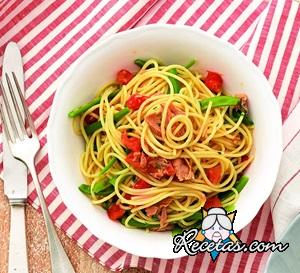 Espaguetis con judías verdes, atún y tomates