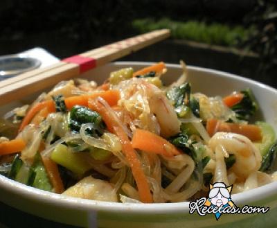 Espaguetis de soja con gambas y verdu...