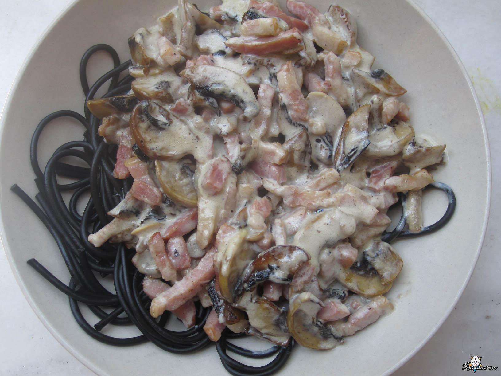 Espaguetis negros con champiñones y bacon