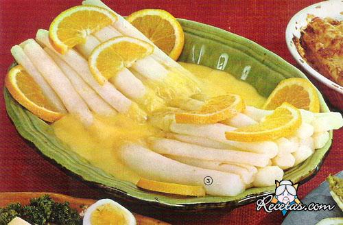 Espárragos con salsa de naranjas