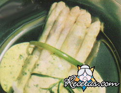 Espárragos con salsa de estragón