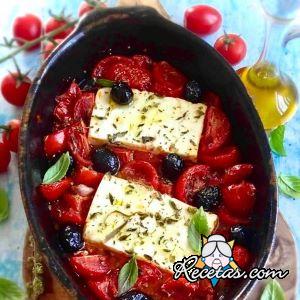 Feta al horno con pimientos y aceitunas