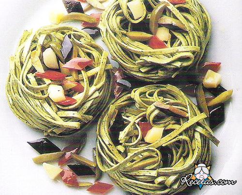 Fettucine de hierbas con salsa mediterránea