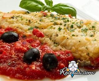 Filetes de merluza con aceitunas negras y tomate