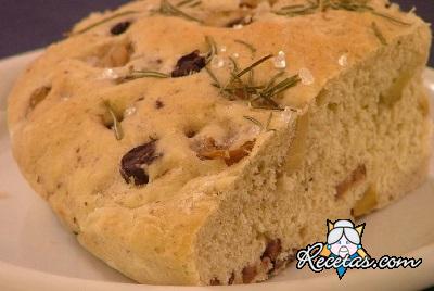 Focaccia con setas y aceitunas negras