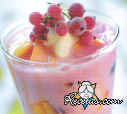 Frutas en licuado de frambuesas