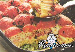 Fuente de pasta y tomates