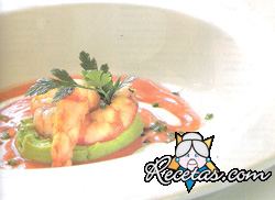 Gambas con salmorejo y puré de habas