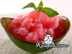 Granita de vodka y menta con frutas m...