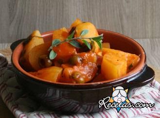 Guarnición de patatas y aceitunas